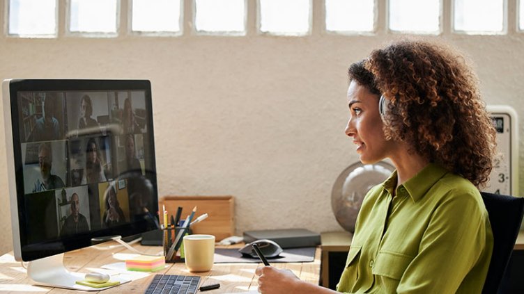 A girl looks at the laptop